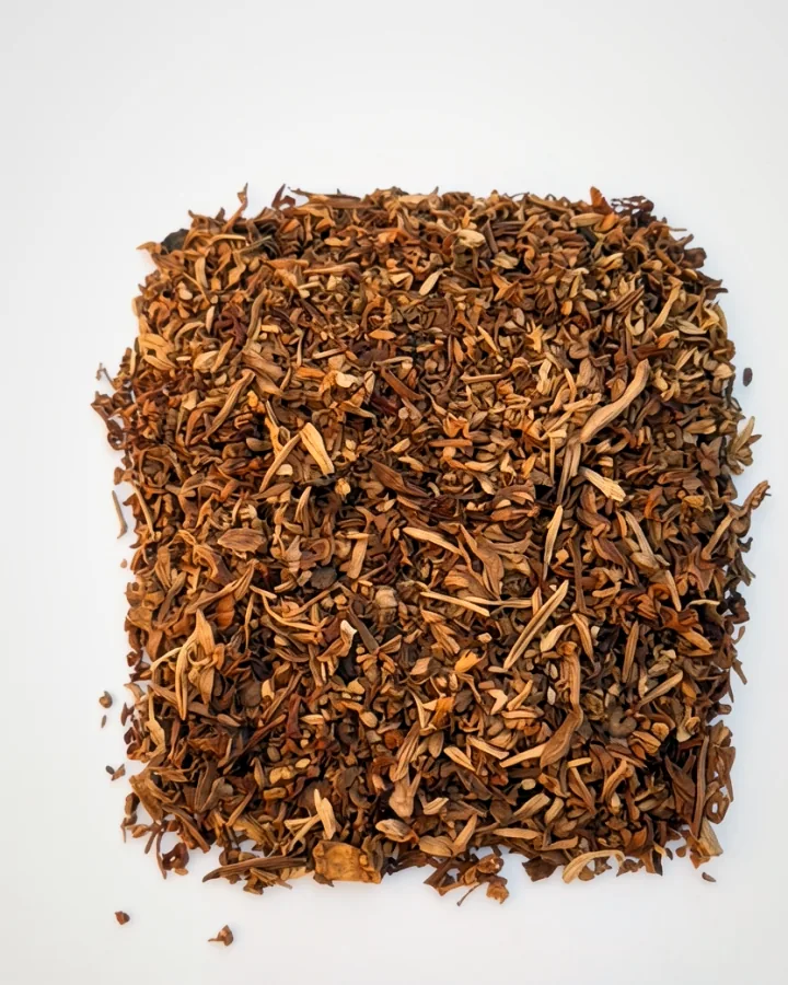 Dark cut tobacco in a small heap