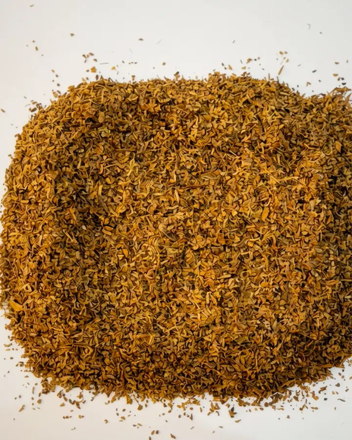 Golden fine-cut tobacco in a heap